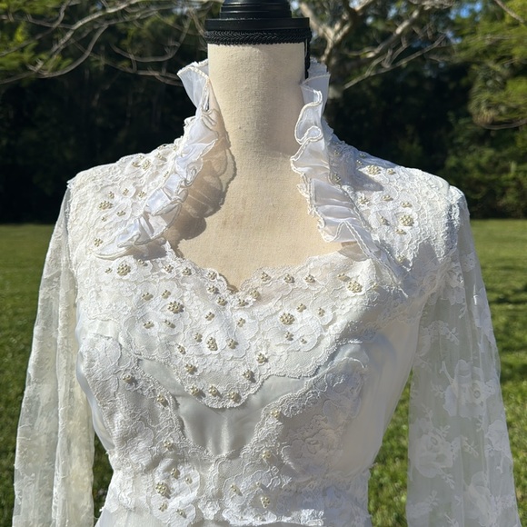 Vintage 1970s wedding gown. Size small. - Picture 3 of 8